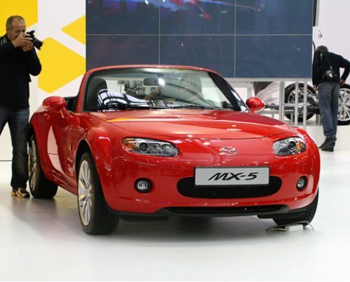 Самый популярный в мире родстер Mazda MX-5 наконец добрался и до России. Но пока только с мягкой…