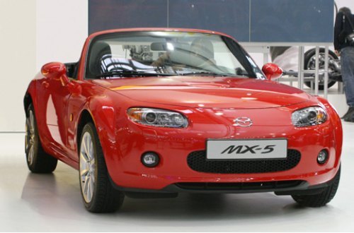 Компактный родстер Mazda MX-5 недавно обзавелся модификацией со складным жестким верхом, но в…