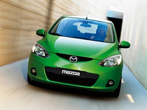 Спереди маленькую Mazda можно перепутать как со «взрослой» машиной, так и с любым другим…