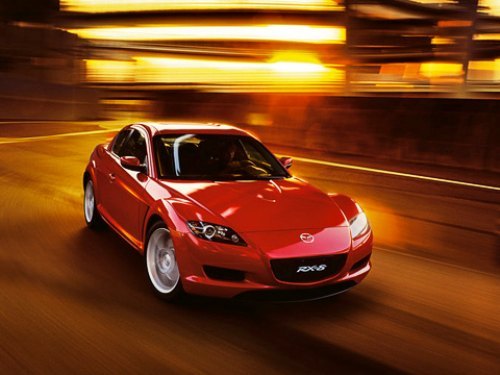 На RX-8 дебютировал роторный двигатель Mazda нового поколения, а сама машина стала бестселлером.
