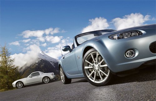 Mazda MX-5 Niseko можно заказать либо в голубом цвете Icy Blue, либо в серебристом Sunlight Silver.