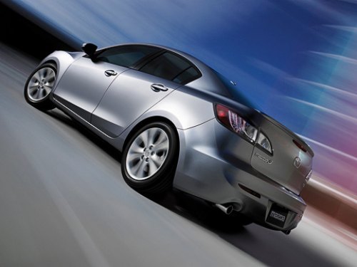 В новом поколении прослеживаются черты нынешней «трешки», но автомобиль теперь выглядит современней…