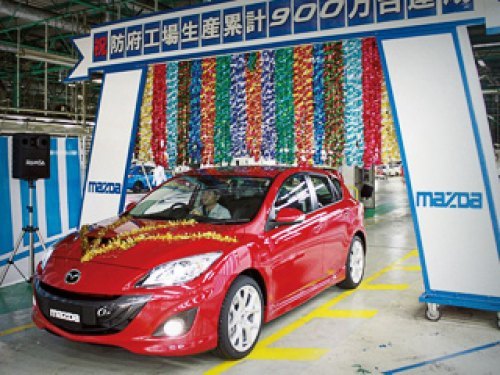 К марту 2016 года в компании Mazda рассчитывают сбывать по всему миру до 1,7 миллиона машин…