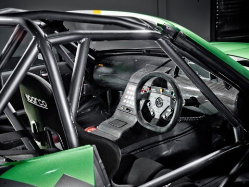 Из салона родстера Mazda MX-5 GT убрали все лишнее. Естественно, в угоду снижению общей массы.