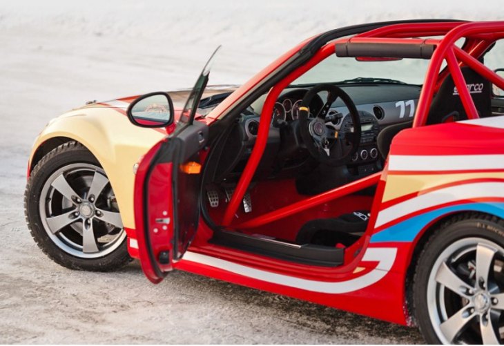 Даже в таком спартанском автомобиле, как MX-5, найдется что-то на выброс. Наибольшую экономию массы…