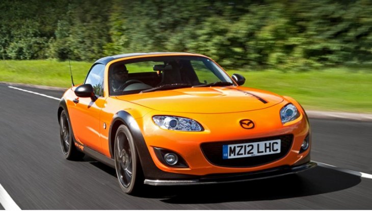 Концепт Mazda MX-5 GT отличается от стандартной двухдверки наличием аэродинамического обвеса кузова.