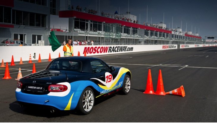 Автодром Moscow Raceway выглядит пришельцем из другого мира. Будто неведомая сила взяла кусочек…