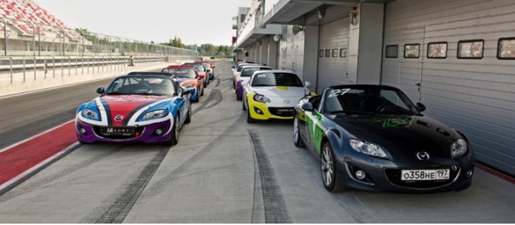 Тренировку и квалификацию мы проводили за рулем обычных родстеров Mazda MX-5 с «автоматом», а в…