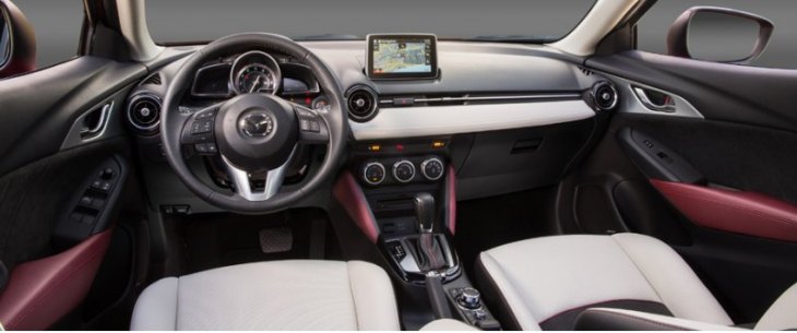 Интерьер практически полностью заимствован у хэтчбека Mazda2 (оформление дверей разное). В машине…