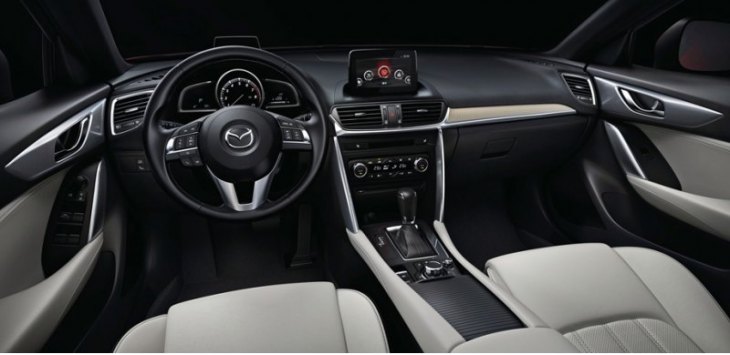 Салон СX-4 отличается от интерьера родственного CX-5. Тут совершенно другая передняя панель и новая…