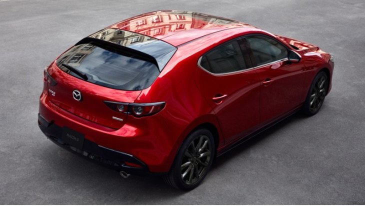 В машине внедрены радарная система контроля поперечного трафика спереди (например, при выезде из…