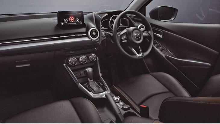 Передние сиденья заменены. Водительское снабжено электрорегулировками в шести позициях и памятью.…