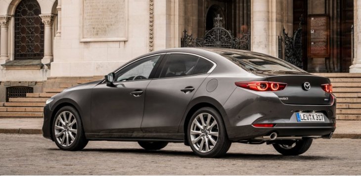 Новая Mazda 3 не прожила в России и года, а у нее уже второй отзыв. Предыдущий был объявлен осенью…