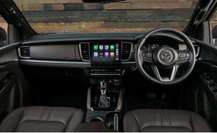 Mazda перекроила интерьер (в основном переднюю панель), если сравнивать с Ди-Максом. Но…