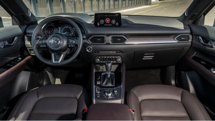 Увеличенный тачскрин для медиацентра Mazda Connect наделен новой функцией: он информирует водителя…