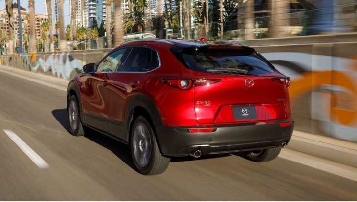 На фото — Mazda CX-30 с атмосферным мотором 2.5. Но машины с турбокомпрессором будут отличаться…