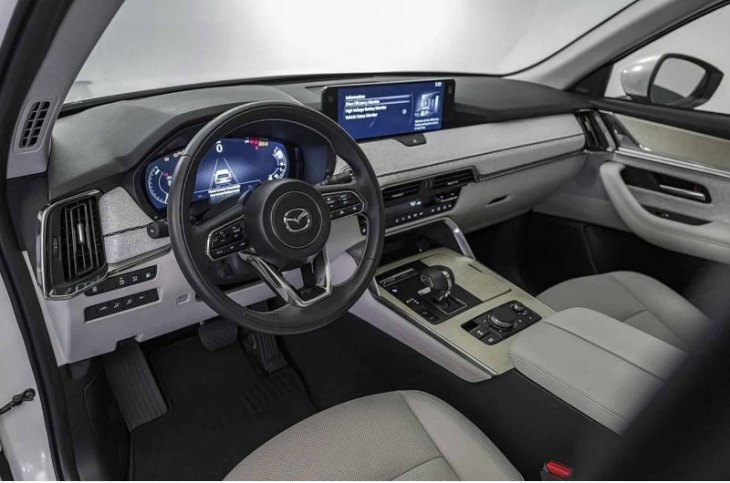 Салон выполнен по лекалам «младшего» родственника CX-50, дебютировавшего в США. Внутри машины…