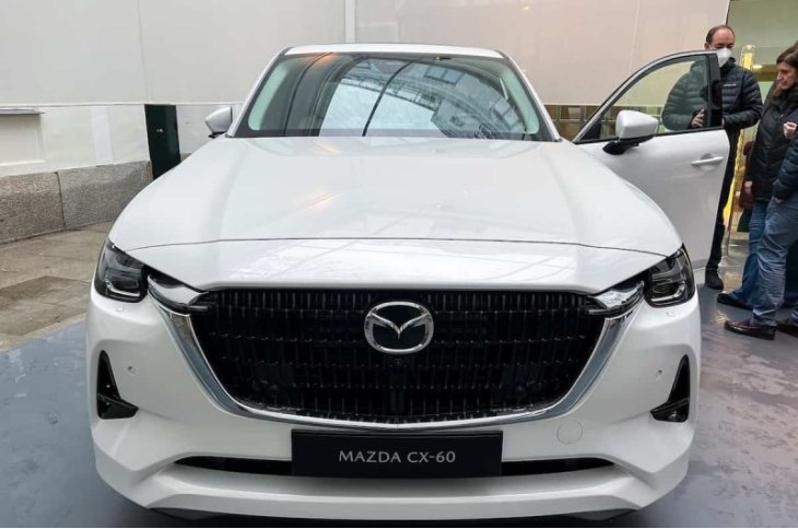 Премиум-кроссовер Mazda CX-60 впервые показали вживую