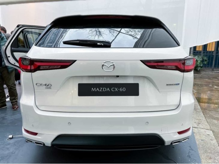 От других «Мазд» CX-60 отличается более спортивным профилем с вытянутым капотом, а также коротким…