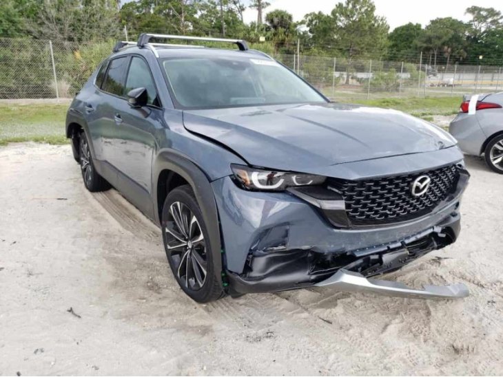 Сильно потрепанный CX-50 появился на площадке «Copart» (онлайн-аукцион, продающий б/у, поврежденные…