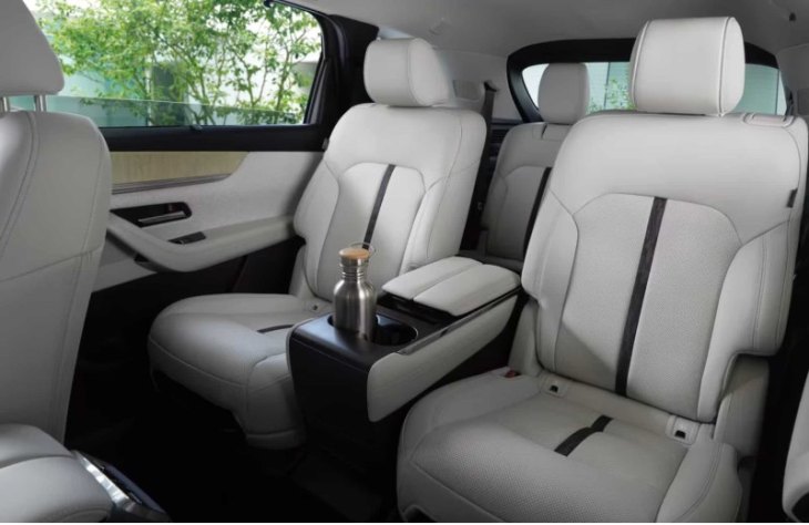 Для CX-80 заявлен как 6-местный, так и 7-местный салон. Внутри машины собираются установить…