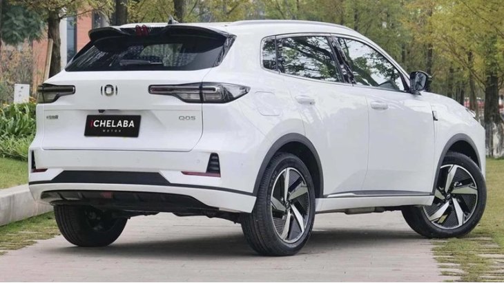 Как пишет портал «Motor1», речь идет о Mazda CX-60. Журналисты нашли сходство Q05 c японским…