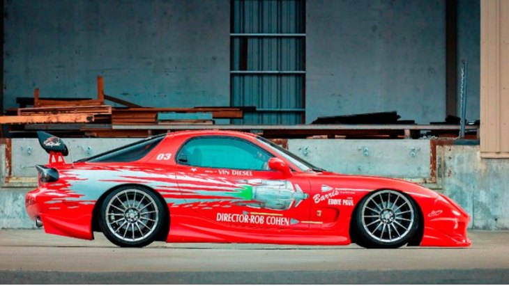 Попавший на торги спорткар все же отличается от оригинального RX-7 из «Форсажа». Это надписи на…