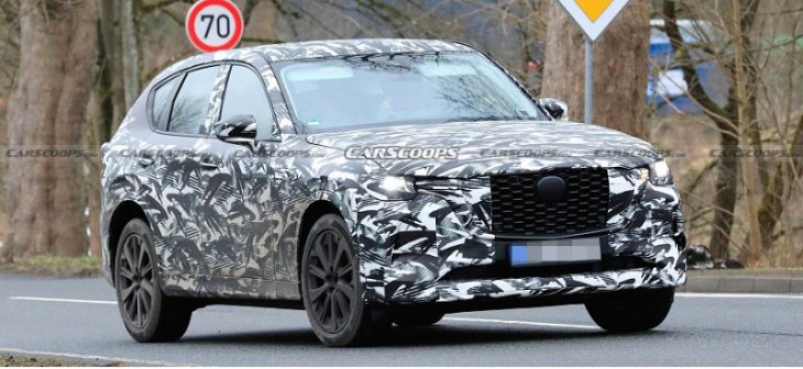 Mazda CX-60 2022 года демонстрирует выхлопную систему с четырьмя выхлопными трубами