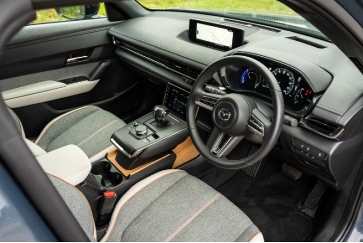 Mazda также утверждает, что она внесла изменения в звук трансмиссии MX-30, который помогает…