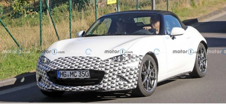 Компания Mazda тестирует прототип нового поколения родстера MX-5