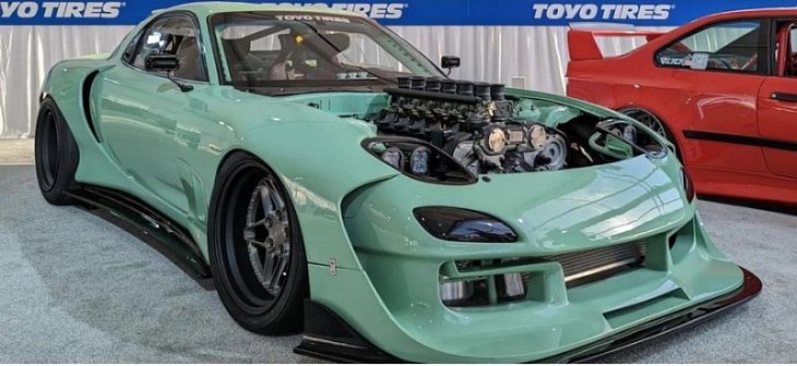 Под капотом этой Mazda RX-7 расположился мощный V12 от Pagani Zonda