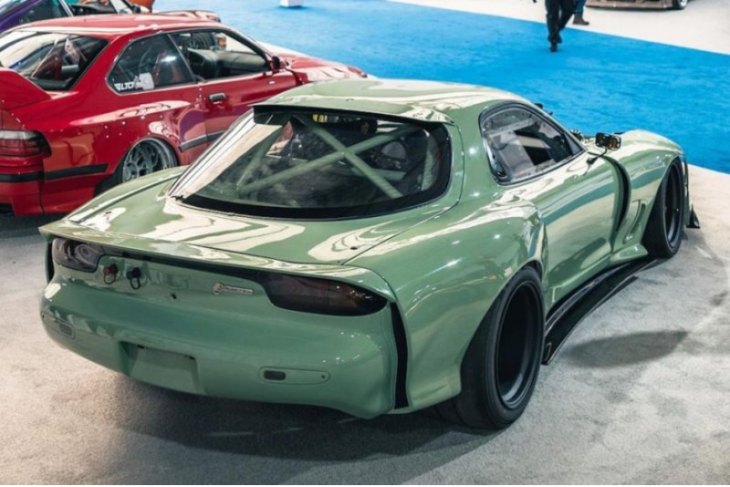 Как вы можете видеть на видео, ребятам из Gooichi Motors пришлось снять капот, чтобы установить…