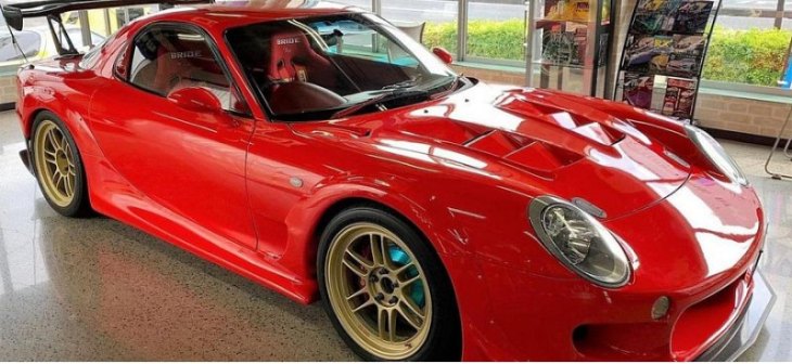 В Японии спорткар Mazda RX-7 замаскировали под купе Porsche 911
