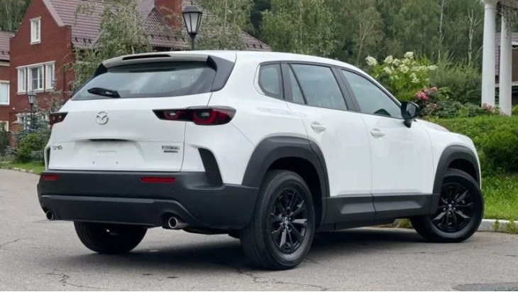 На лобовое стекло для удобства выводится проекционный экран. Дополняют образ премиальная…