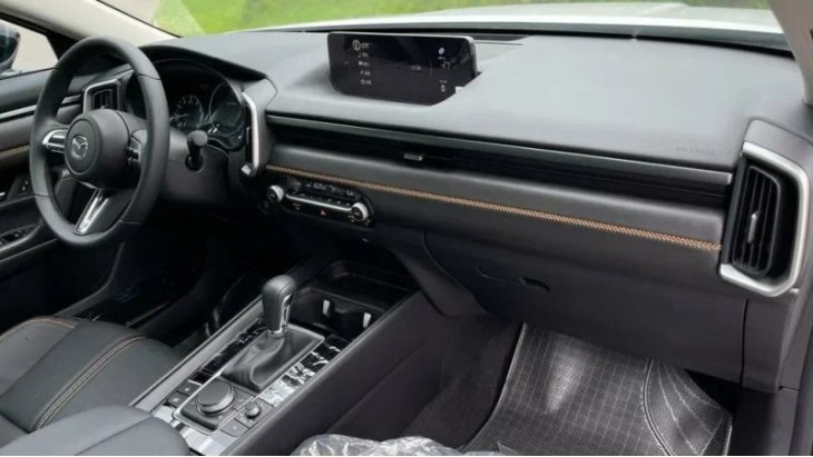 На лобовое стекло для удобства выводится проекционный экран. Дополняют образ премиальная…