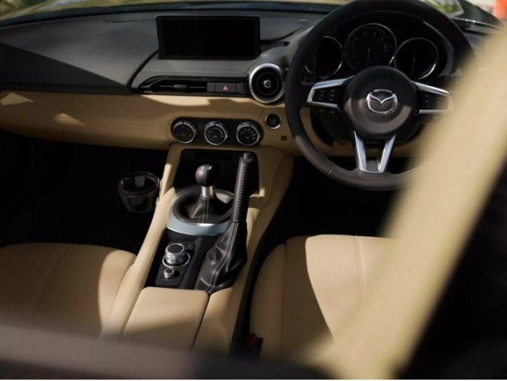 В салоне новая информационно-развлекательная система Mazda Connect с новым 8,8-дюймовым сенсорным…