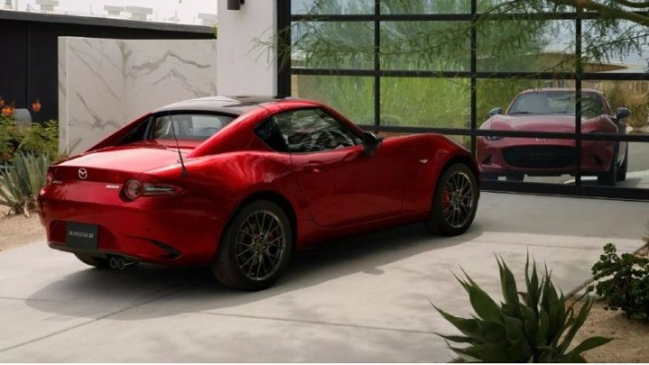 Обновленный MX-5 по-прежнему доступен в Японии с 1,5-литровым и 2,0-литровым силовым агрегатом…