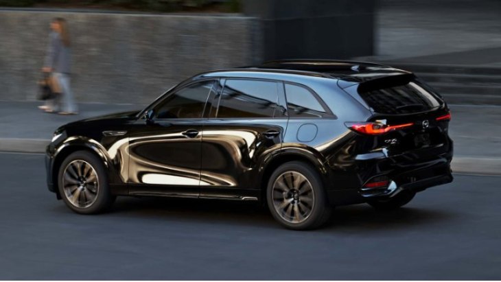 Mazda удваивает выпуск среднеразмерных внедорожников, выпустив в 2025 году CX-70, укороченный…