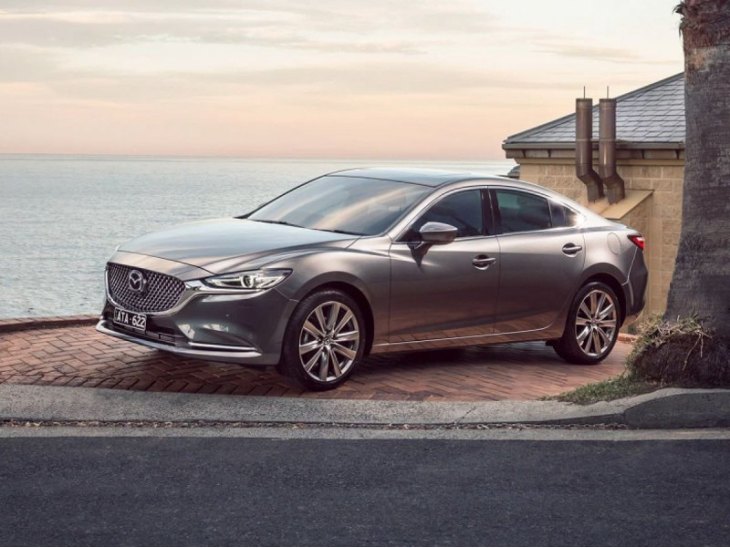 Диски здесь на 17 дюймов, есть навигационная система, голосовое управление и спортивные передние…