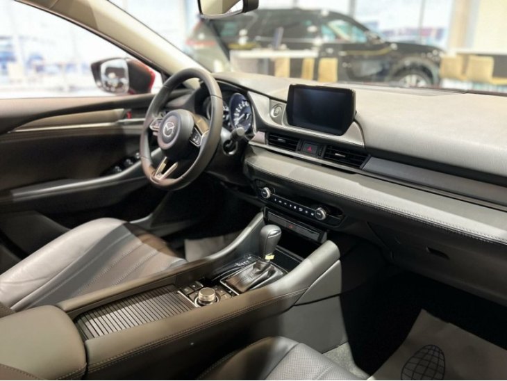 Диски здесь на 17 дюймов, есть навигационная система, голосовое управление и спортивные передние…