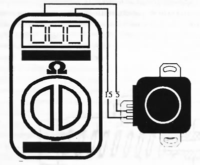 Рис. 22. Проверка датчика положения заслонки при помощи омметра (в закрытой позиции). Величина…