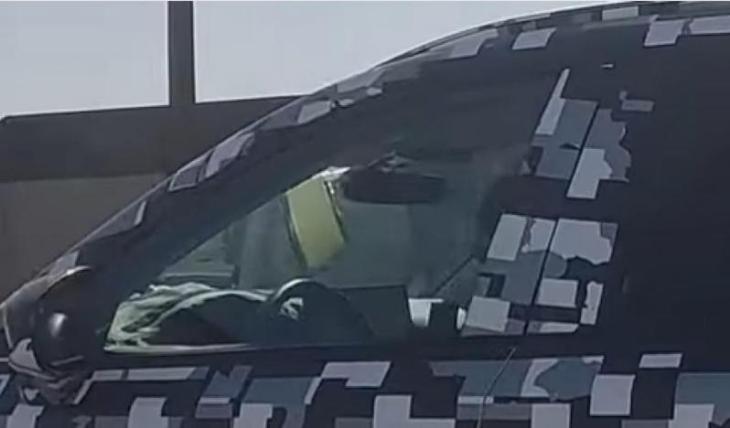 Автомобильным папарацци удалось запечатлеть салон проезжающей машины, судя по которому внутри…
