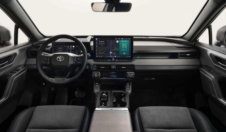 Салон нового поколения Toyota RAV4