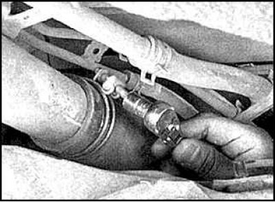 2. Установите домкрат под топливным баком.