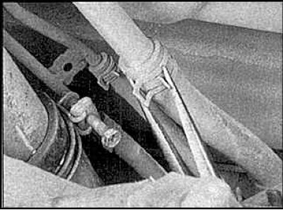 3. Ослабьте хомут шланга заливной горловины.