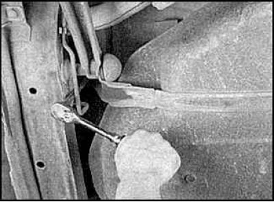4. Отсоедините шланги системы сбора паров топлива от топливного бака.
