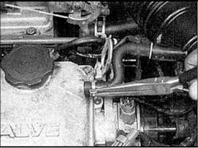 1. Сожмите язычки разъема подключения датчика потока воздуха и отсоедините его.