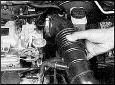 2. Снимите хомут и отсоедините шланг от крышки клапанного механизма.