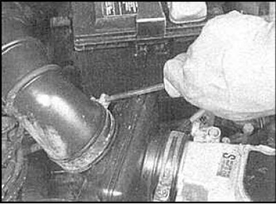 3. Ослабьте хомут и отсоедините воздухозаборный патрубок.