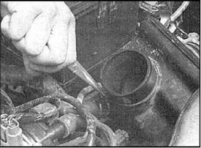 4. Отсоедините шланг забора воздуха от резонатора.